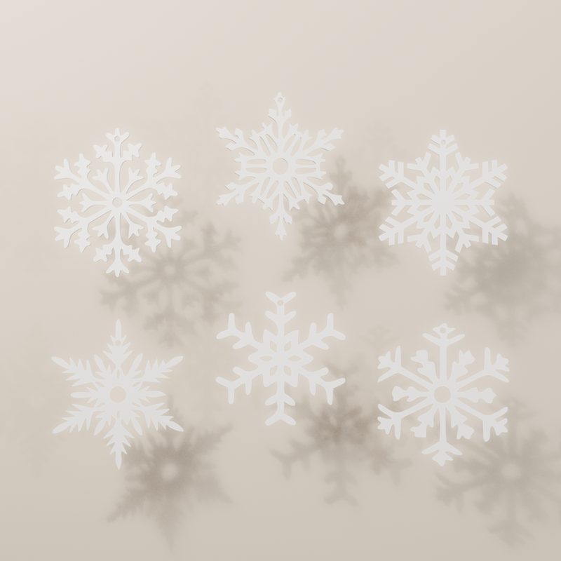 Seis copos de nieve de filigrana blancos colgados